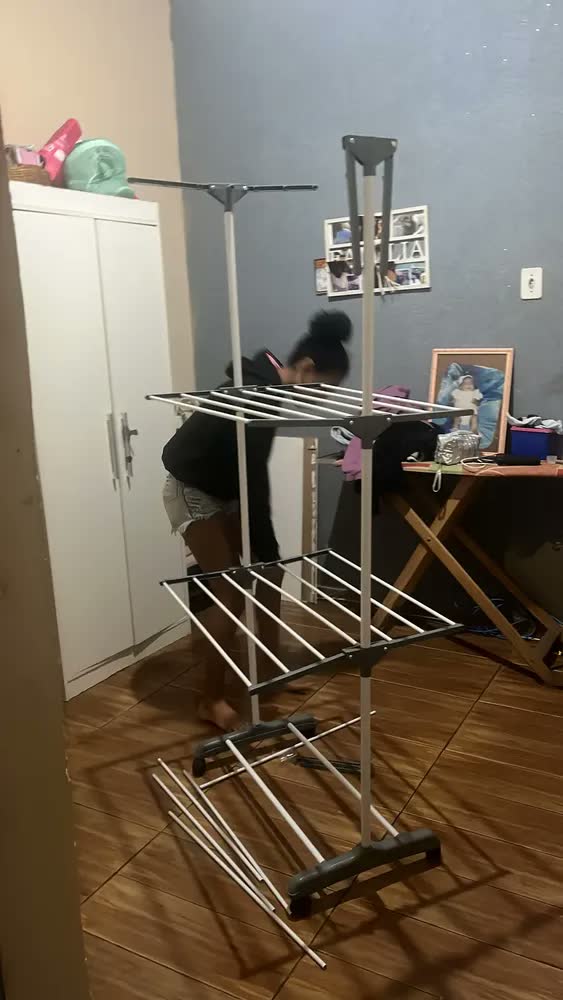 foto de Varal Chão Dobrável 3 Andares 30kg Com Rodinhas E Cabides