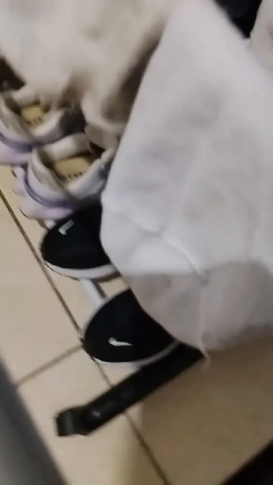 foto de Varal Vertical de Chão 3 Níveis com Rodízios e Braços para Cabides Dobrável Grande para Roupas Preto e Prata