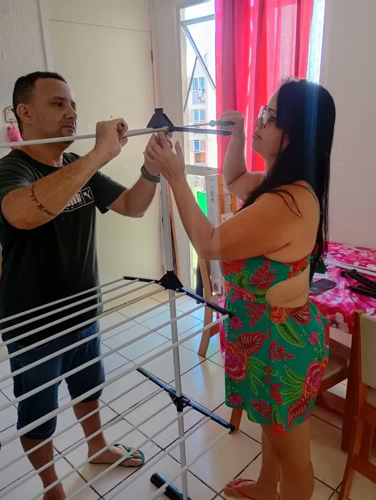 foto de Varal Vertical de Chão 3 Níveis com Rodízios e Braços para Cabides Dobrável Grande para Roupas Preto e Prata