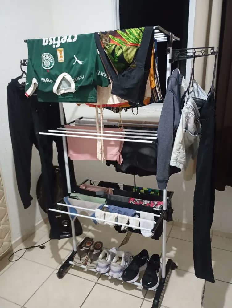 foto de Varal Vertical de Chão 3 Níveis com Rodízios e Braços para Cabides Dobrável Grande para Roupas Preto e Prata