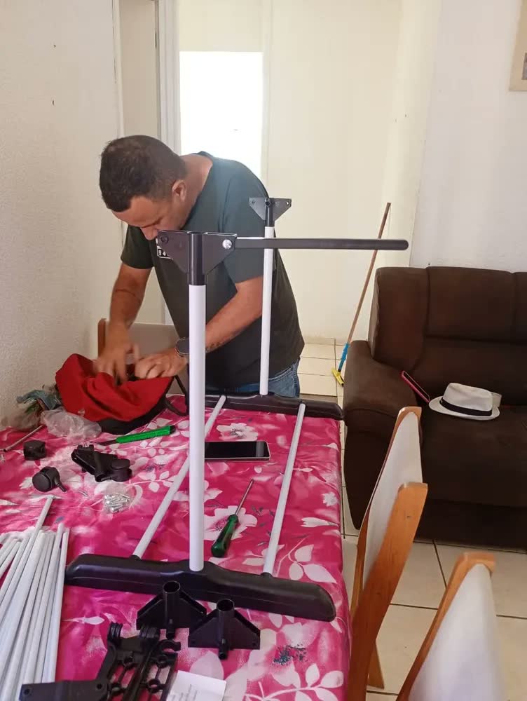 foto de Varal Vertical de Chão 3 Níveis com Rodízios e Braços para Cabides Dobrável Grande para Roupas Preto e Prata