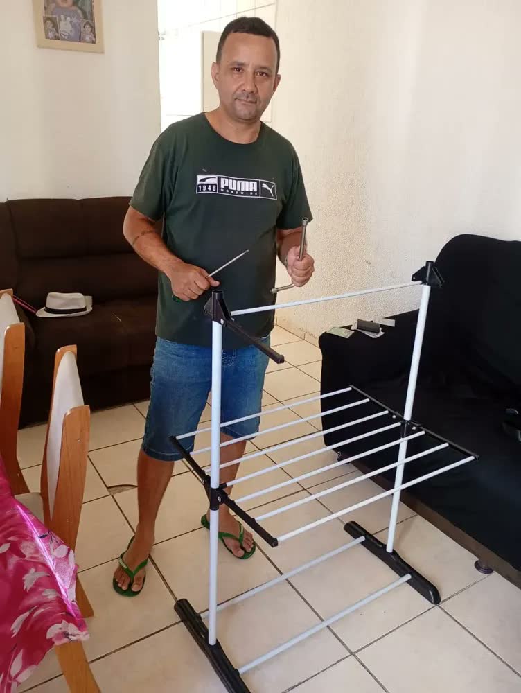 foto de Varal Vertical de Chão 3 Níveis com Rodízios e Braços para Cabides Dobrável Grande para Roupas Preto e Prata