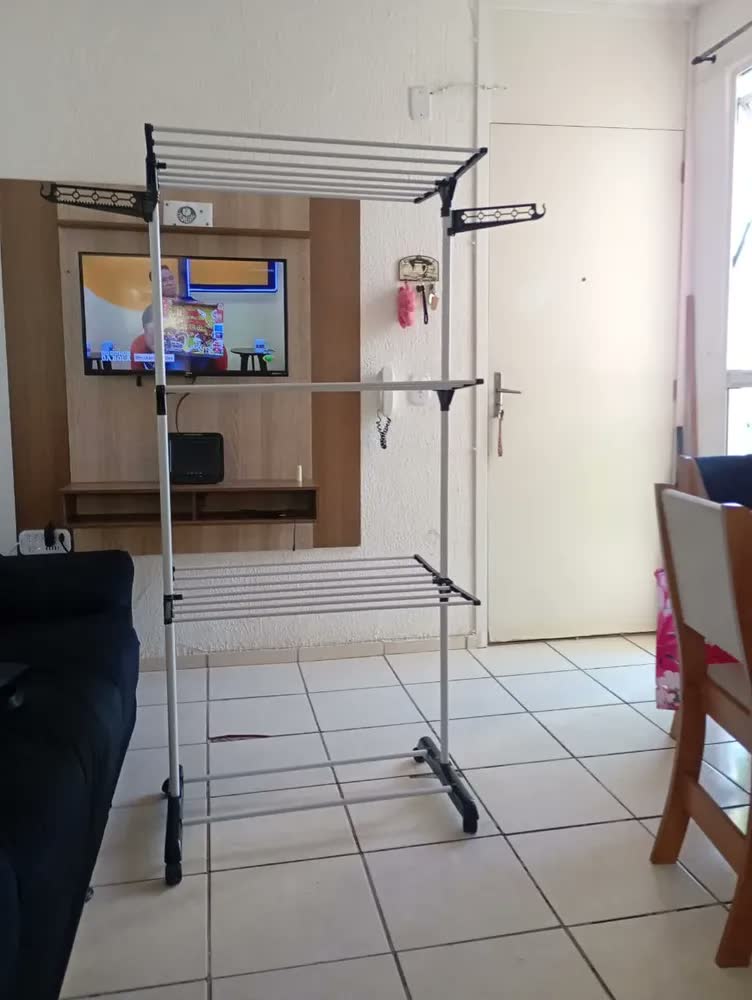 foto de Varal Vertical de Chão 3 Níveis com Rodízios e Braços para Cabides Dobrável Grande para Roupas Preto e Prata