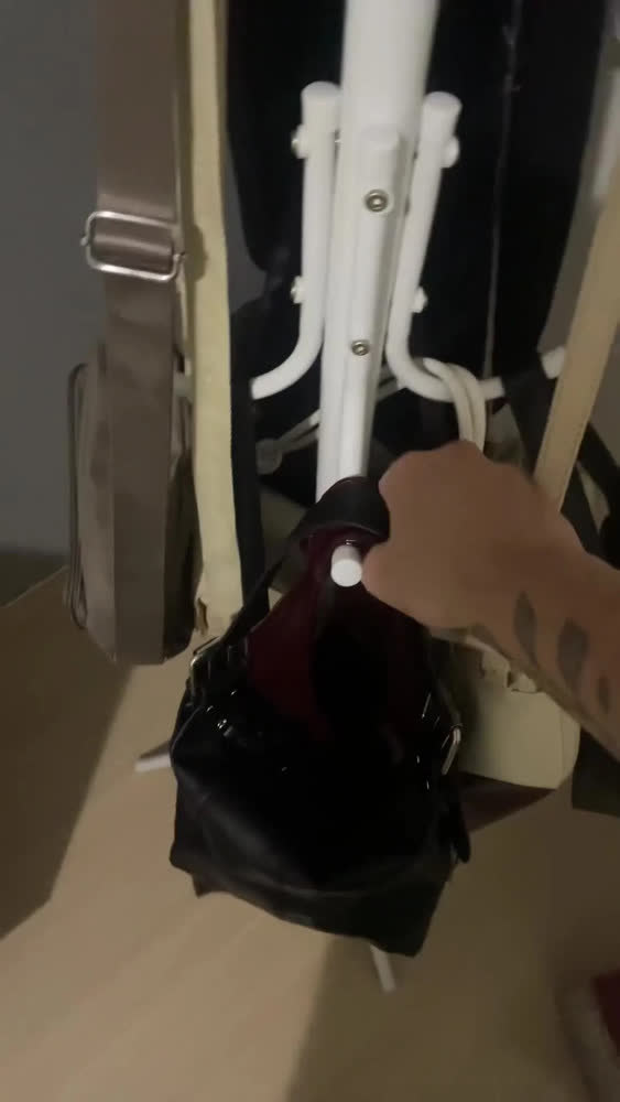 foto de Cabideiro de Chão Mancebo 12 Ganchos Arara Organizadora para Roupas Bolsas Casacos Chapéus Estrutura Metálica 170cm Reforçado
