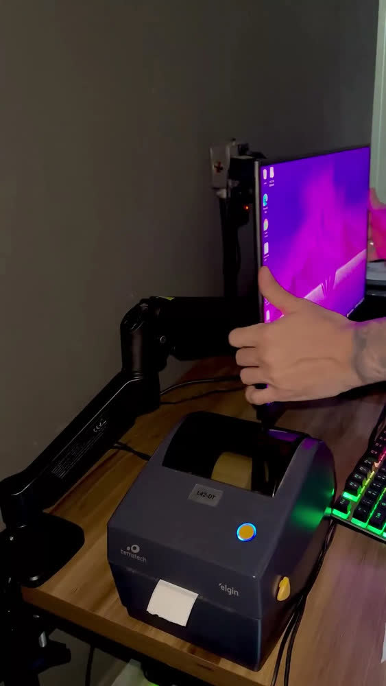 foto de Suporte Monitor Braço Articulado Ajustável Mesa Pc Tv Pistão á Gás 17