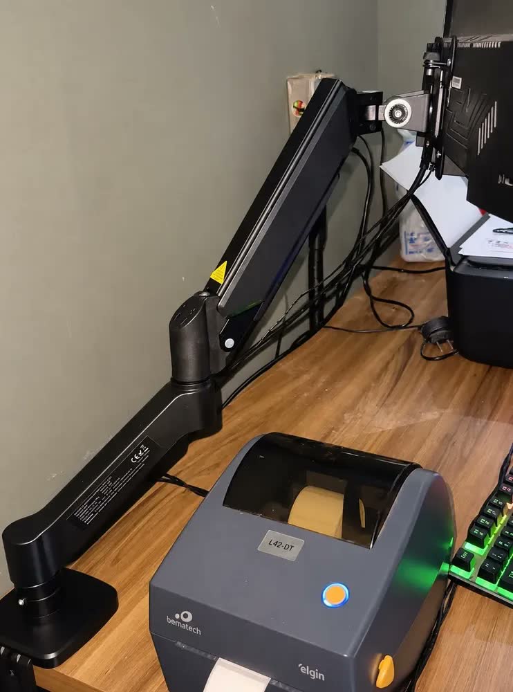 foto de Suporte Monitor Braço Articulado Ajustável Mesa Pc Tv Pistão á Gás 17