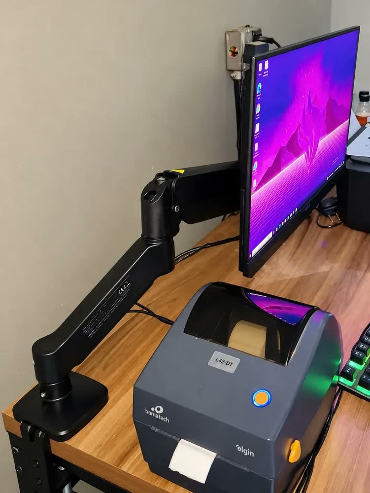 foto de Suporte Monitor Braço Articulado Ajustável Mesa Pc Tv Pistão á Gás 17