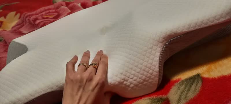 foto de Pluma Negra Travesseiro Cervical Ortopédico de Espuma Viscoelástica Anti-Ronco, Ergonômico e Respirável, Suporte para Pescoço e Coluna, Conforto para Dormir de Lado e de Costas, Capa Removível Lavável