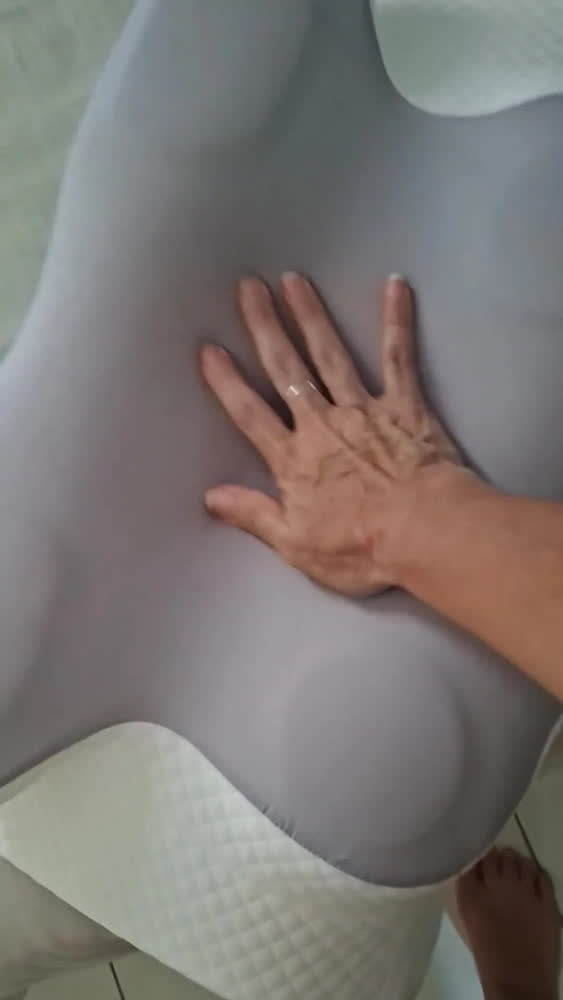 foto de Pluma Negra Travesseiro Cervical Ortopédico de Espuma Viscoelástica Anti-Ronco, Ergonômico e Respirável, Suporte para Pescoço e Coluna, Conforto para Dormir de Lado e de Costas, Capa Removível Lavável