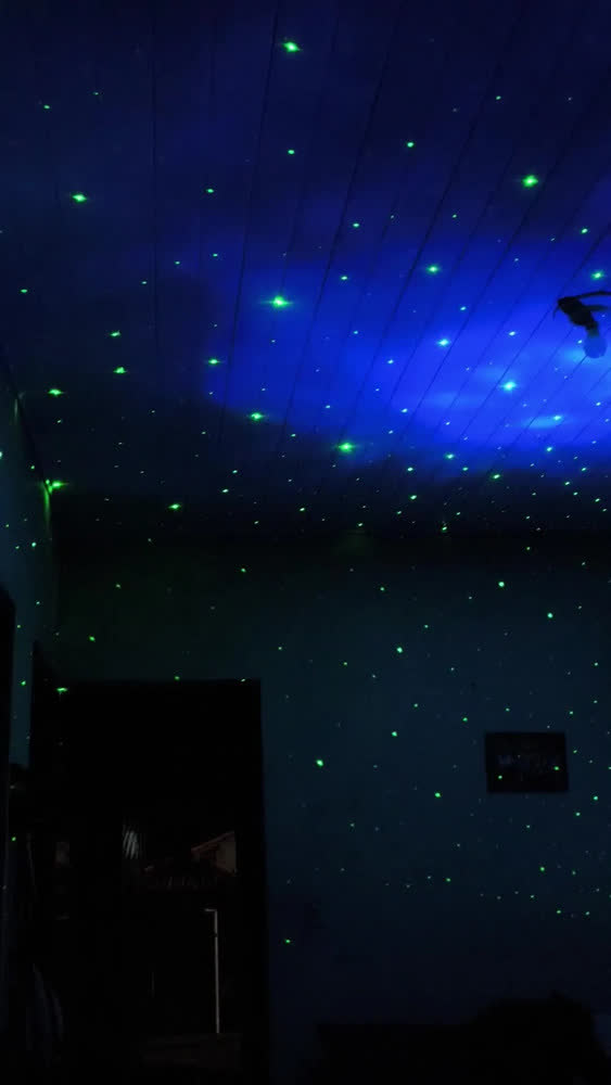 foto de Projetor Astronauta Rezzet LED RGB para Quarto Infantil com Galáxia e Nebulosa
