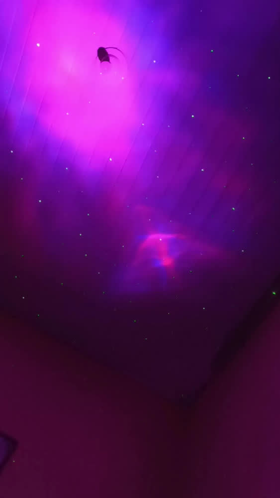 foto de Projetor Astronauta Rezzet LED RGB para Quarto Infantil com Galáxia e Nebulosa