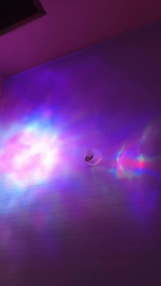 foto de Projetor Astronauta Rezzet LED RGB para Quarto Infantil com Galáxia e Nebulosa