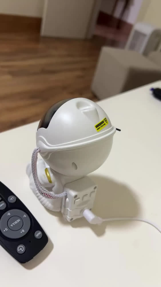 foto de Projetor Astronauta Rezzet LED RGB para Quarto Infantil com Galáxia e Nebulosa