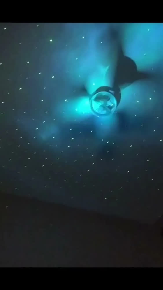 foto de Luminária Astronauta Led Nebulosa Projetor Galáxia Estrelas Abajur Quarto Infantil Luz Noturna Teto Parede Controle Remoto 360° Decoração Espacial Pequeno Commlite