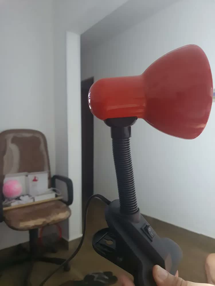 foto de Luminária Abajur Haste Flexível Mesa Escritorio Quarto Garra Clip Vermelha Bivolt