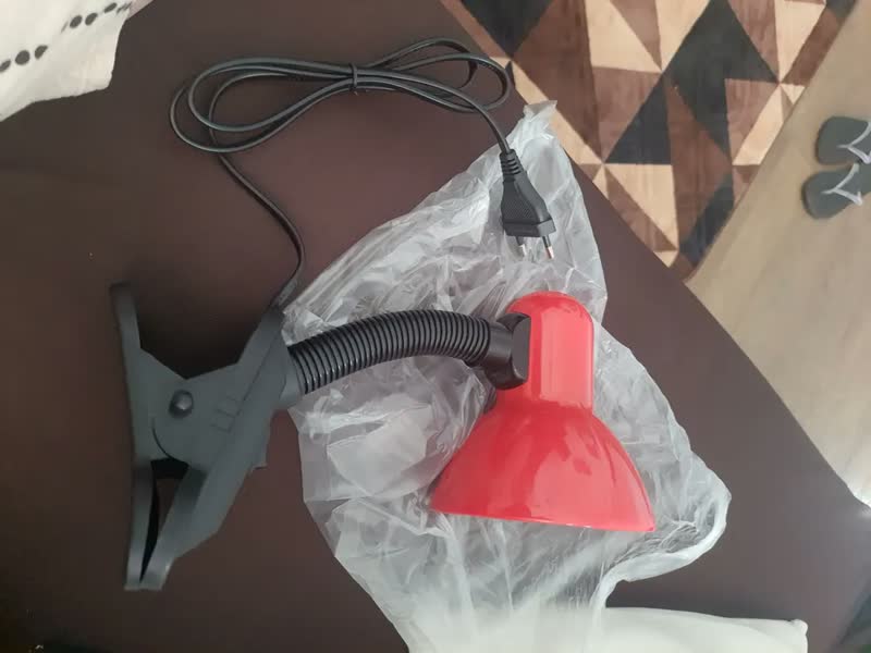 foto de Luminária Abajur Haste Flexível Mesa Escritorio Quarto Garra Clip Vermelha Bivolt