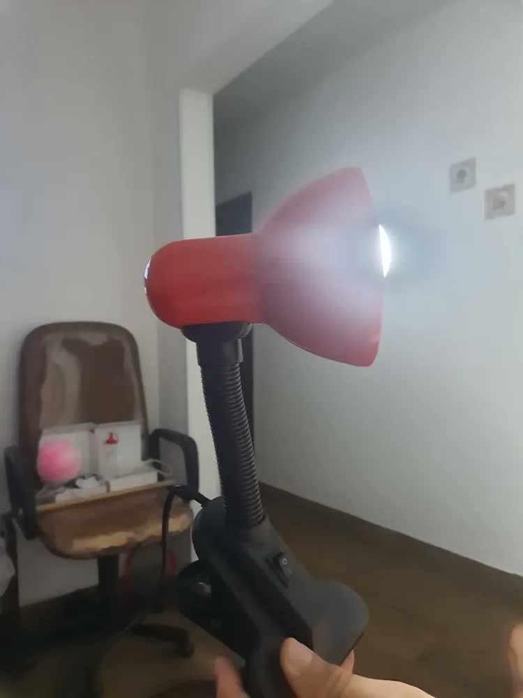 foto de Luminária Abajur Haste Flexível Mesa Escritorio Quarto Garra Clip Vermelha Bivolt