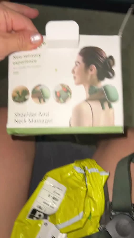 foto de Massageador Cervical Elétrico 3D Pescoço Ombros Aquecimento Recarregavel Sem Fio Massagem Profunda Relaxante Calor Mãozinha Marca Landara