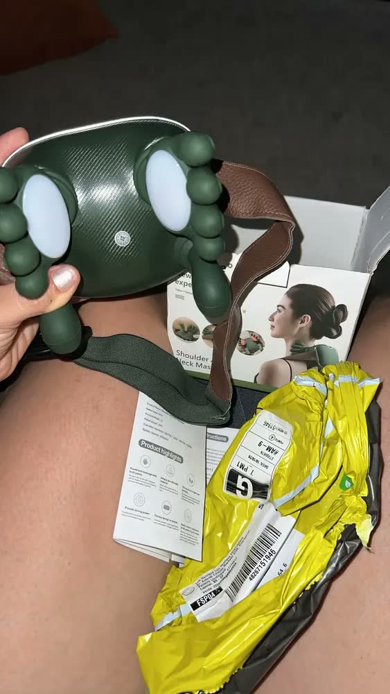 foto de Massageador Cervical Elétrico 3D Pescoço Ombros Aquecimento Recarregavel Sem Fio Massagem Profunda Relaxante Calor Mãozinha Marca Landara