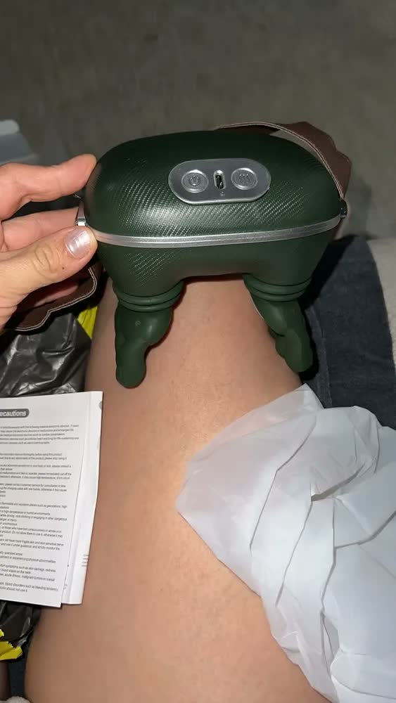 foto de Massageador Cervical Elétrico 3D Pescoço Ombros Aquecimento Recarregavel Sem Fio Massagem Profunda Relaxante Calor Mãozinha Marca Landara