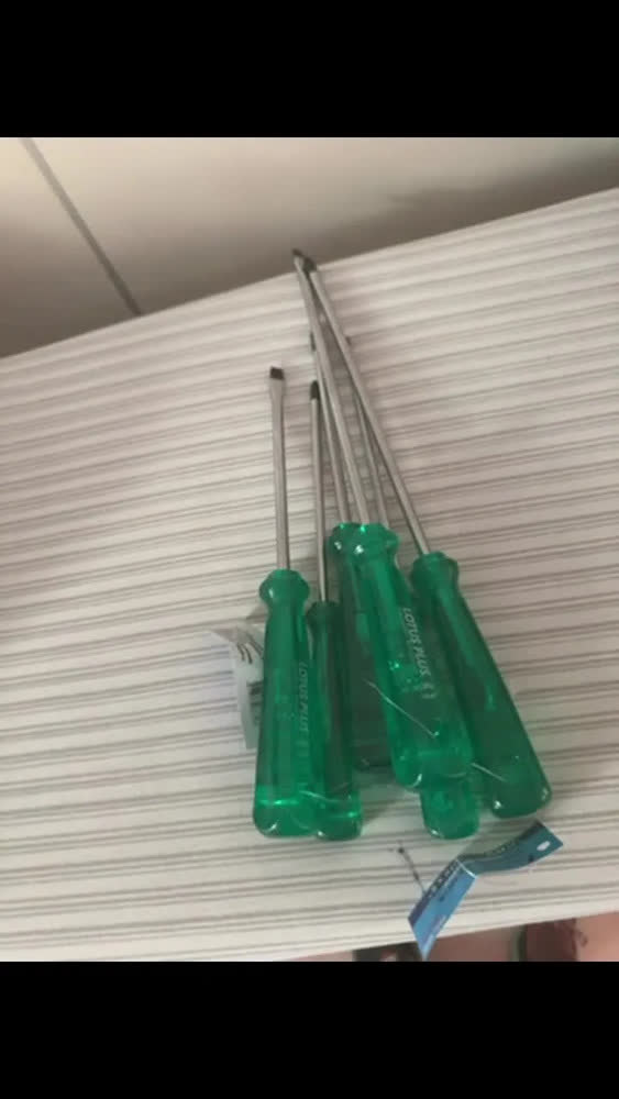 foto de Jogo Kit Chave de Fenda e Phillips Profissional Imantada 12 Peças Aço Cromo Vanádio CRV Ponta Magnética Cabo PVC Ergonômico Antiderrapante Ferramenta Manual Montagem Manutenção Reparos Uso Doméstico