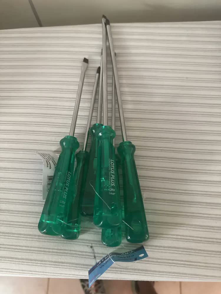 foto de Jogo Kit Chave de Fenda e Phillips Profissional Imantada 12 Peças Aço Cromo Vanádio CRV Ponta Magnética Cabo PVC Ergonômico Antiderrapante Ferramenta Manual Montagem Manutenção Reparos Uso Doméstico