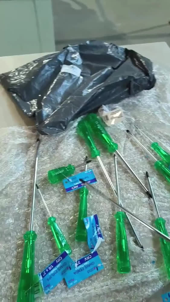 foto de Jogo Kit Chave de Fenda e Phillips Profissional Imantada 12 Peças Aço Cromo Vanádio CRV Ponta Magnética Cabo PVC Ergonômico Antiderrapante Ferramenta Manual Montagem Manutenção Reparos Uso Doméstico