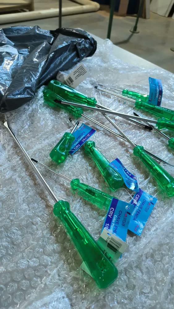 foto de Jogo Kit Chave de Fenda e Phillips Profissional Imantada 12 Peças Aço Cromo Vanádio CRV Ponta Magnética Cabo PVC Ergonômico Antiderrapante Ferramenta Manual Montagem Manutenção Reparos Uso Doméstico