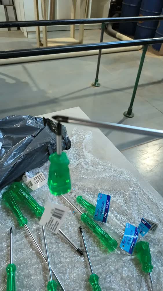 foto de Jogo Kit Chave de Fenda e Phillips Profissional Imantada 12 Peças Aço Cromo Vanádio CRV Ponta Magnética Cabo PVC Ergonômico Antiderrapante Ferramenta Manual Montagem Manutenção Reparos Uso Doméstico