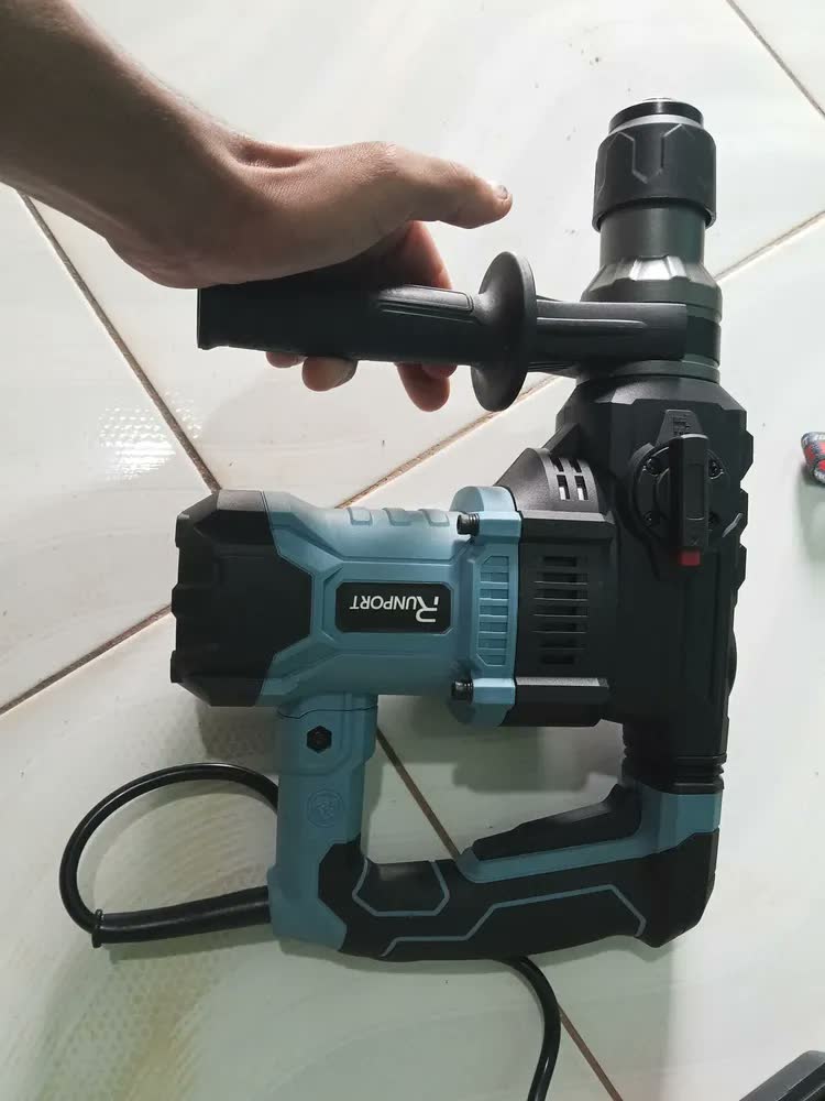 foto de Martelete Perfurador Rompedor Runport Sds Plus 2400W com Acessórios
