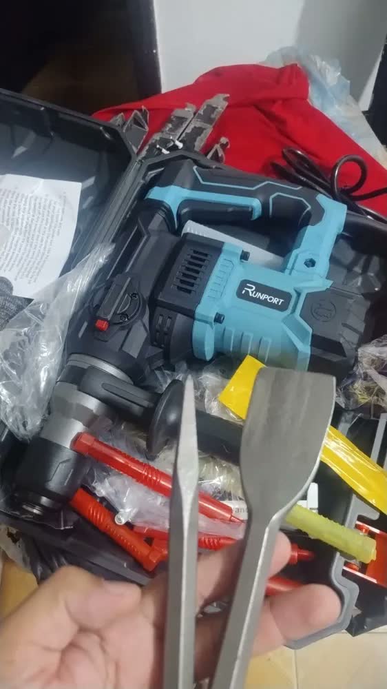 foto de Martelete Perfurador Rompedor Runport Sds Plus 2400W com Acessórios
