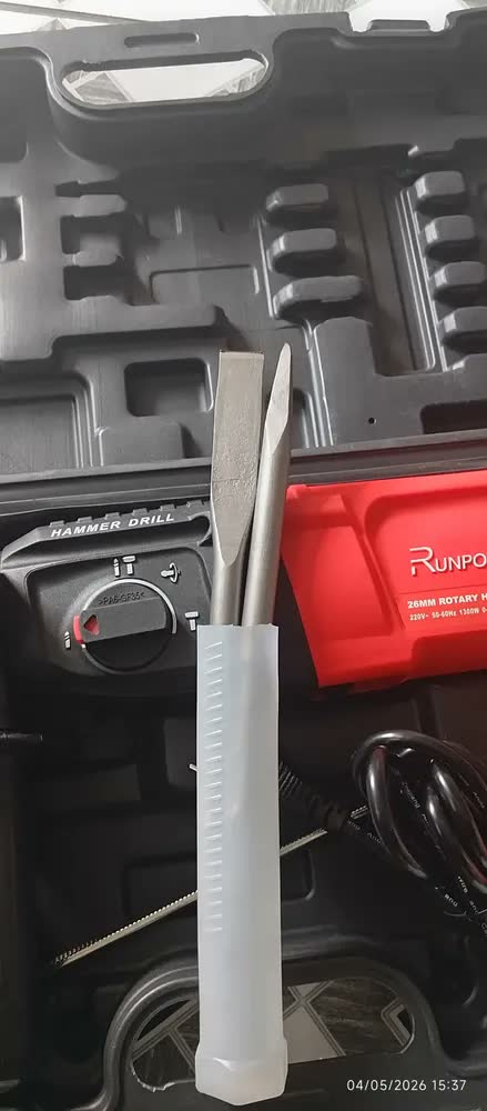 foto de Martelete Perfurador Rompedor Profissional Runport SDS Plus 1300W 26mm 3,2J 3 Funções com Maleta e Acessórios