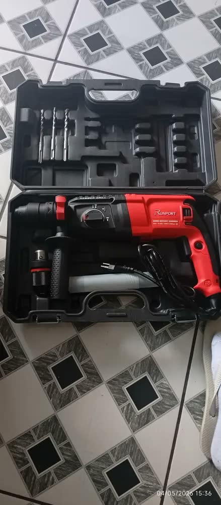 foto de Martelete Perfurador Rompedor Profissional Runport SDS Plus 1300W 26mm 3,2J 3 Funções com Maleta e Acessórios